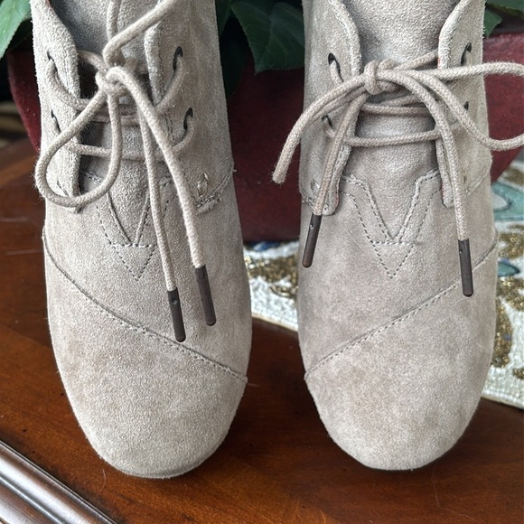 Toms Genuine Suede Desert Wedge Ankle Bootie Neutral Lace Up Rounded Toe Boots - Picture 9 of 16